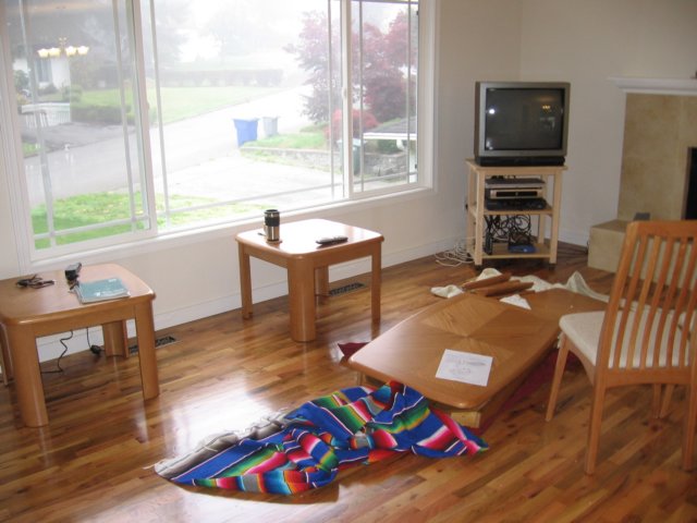 thecoffeetablesitsunassembled.jpg